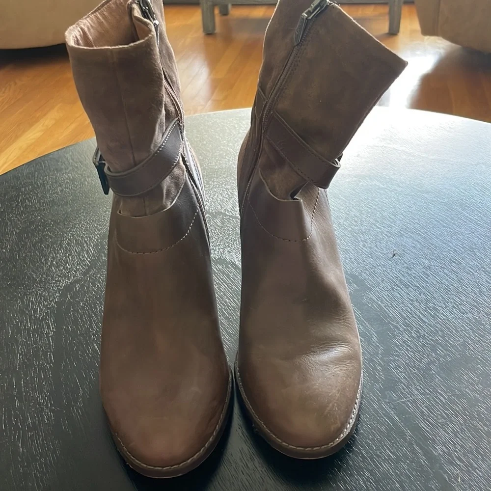 Clarks Brown 3.5” Heel Ankle Boots w Zippered Side Buckle Womens 8.5M